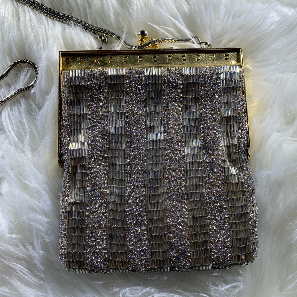 Small beaded shoulder bag, long chain